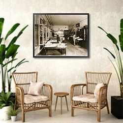 «The Faberge Workshop» в интерьере комнаты в стиле ретро с плетеными креслами