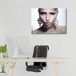 «Девушка с жемчужными серьгами 2» в интерьере офиса над рабочим местом