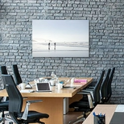 «Силуэты двух человек, несущих доски для серфинга над головами на мокром пляже» в интерьере современного офиса с черной кирпичной стеной