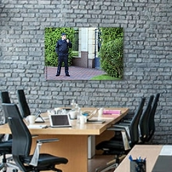 «Охранник у ворот» в интерьере современного офиса с черной кирпичной стеной