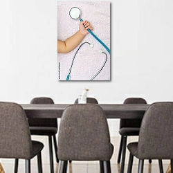 «Стетоскоп в руке новорожденного ребёнка» в интерьере переговорной комнаты в офисе