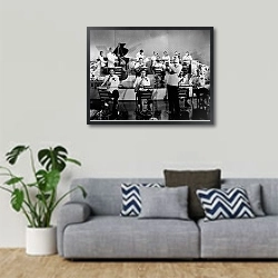 «История в черно-белых фото 32» в интерьере гостиной в скандинавском стиле с серым диваном