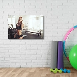 «Девушка на фоне гимнастического зала» в интерьере фитнес-зала с кирпичной стеной
