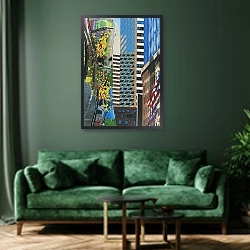 «Manhattan» в интерьере классической гостиной с зеленой стеной над диваном