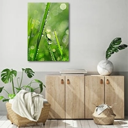 «Капли на зеленых листьях №10» в интерьере современной комнаты над комодом