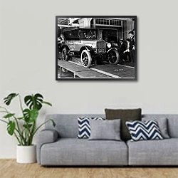 «История в черно-белых фото 1326» в интерьере гостиной в скандинавском стиле с серым диваном