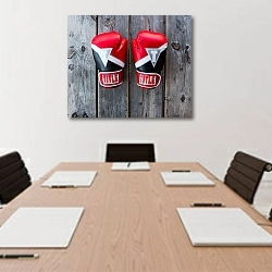 «Боксерские перчатки на деревянных досках» в интерьере офиса над переговорным столом