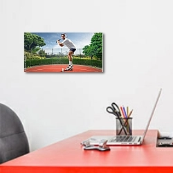 «Теннисист с ракеткой на открытом корте» в интерьере офиса над рабочим местом сотрудника