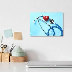 «Стетоскоп и красное сердце на голубом фоне» в интерьере офиса над столом