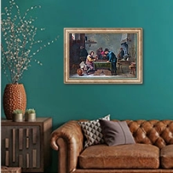 «Игроки в бакгаммон» в интерьере гостиной с зеленой стеной над диваном
