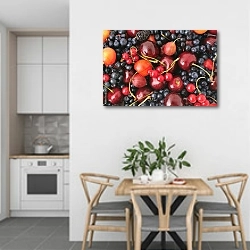 «Садовые ягоды» в интерьере кухни в светлых тонах над обеденным столом