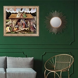 «Mystic Nativity, 1500» в интерьере классической гостиной с зеленой стеной над диваном