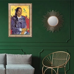«Женщина с цветком» в интерьере классической гостиной с зеленой стеной над диваном