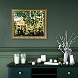 «At Home, 1914-18 1» в интерьере гостиной с зеленой стеной над диваном