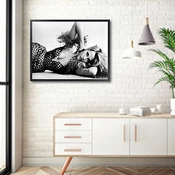 «История в черно-белых фото 1015» в интерьере комнаты в скандинавском стиле над тумбой