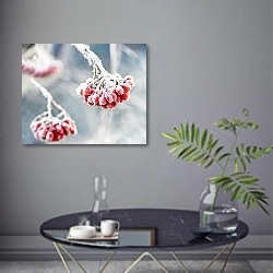 «Снежные ягоды» в интерьере современной гостиной в серых тонах