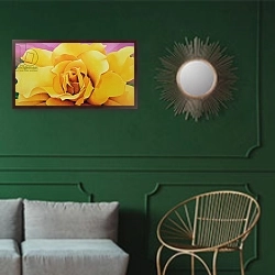 «The Golden Rose, 2004» в интерьере классической гостиной с зеленой стеной над диваном