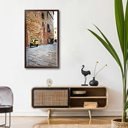 «Улица в Тоскане #8» в интерьере комнаты в стиле ретро над тумбой