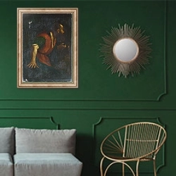 «Мужчина с бородой, держащий лампу» в интерьере классической гостиной с зеленой стеной над диваном