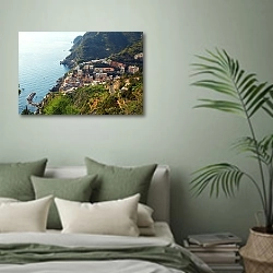 «Вид на Манарола, Чинкве-Терре, Италия» в интерьере современной спальни в зеленых тонах