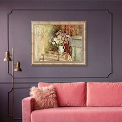 «Flowers in a Vase, 1905» в интерьере гостиной с розовым диваном