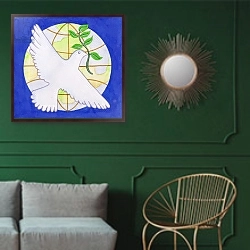 «Dove of Peace, 2005» в интерьере классической гостиной с зеленой стеной над диваном