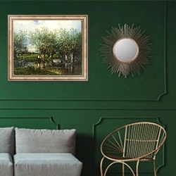 «Ивы и рыбак» в интерьере классической гостиной с зеленой стеной над диваном