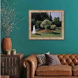 «Дама в саду Сент-Адресс» в интерьере гостиной с зеленой стеной над диваном