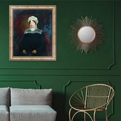 «Портрет женщины около 45» в интерьере классической гостиной с зеленой стеной над диваном