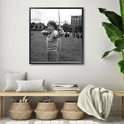 «World Archery Championships in Paris on August 8, 1949 : Mrs Beday, French champion» в интерьере комнаты в стиле ретро с плетеными корзинами