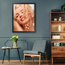 «Monroe, Marilyn 48» в интерьере гостиной в стиле ретро в серых тонах