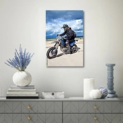 «Мотоциклист на фоне синего неба» в интерьере современной гостиной с голубыми деталями