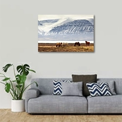 «Стадо лошадей на фоне гор» в интерьере гостиной в скандинавском стиле с серым диваном
