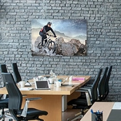 «Горный велосипедист на фоне камней» в интерьере современного офиса с черной кирпичной стеной