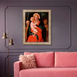«Мадонна с Младенцем, св. Иосифом и Иоанном Крестителем» в интерьере гостиной с розовым диваном