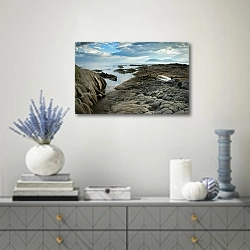 «Столбчатый. Кунашир, мыс Столбчатый, Охотское море» в интерьере современной гостиной с голубыми деталями