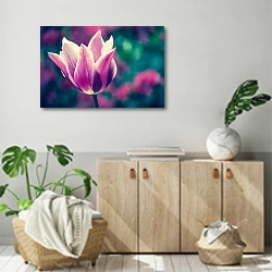 «Лиловый тюльпан в поле» в интерьере современной комнаты над комодом