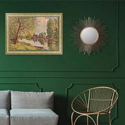 «Речной пейзаж в окрестностях Море-сюр-Луэна» в интерьере классической гостиной с зеленой стеной над диваном