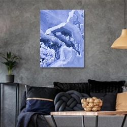 «Узоры льда и снега замерзших водоемов» в интерьере гостиной в стиле лофт в серых тонах