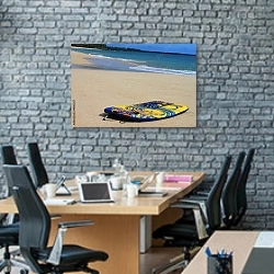 «Доска для серфинга» в интерьере современного офиса с черной кирпичной стеной