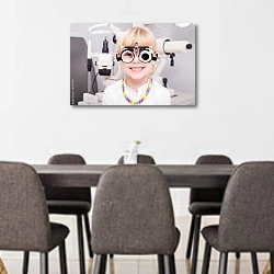 «Маленькая девочка проверяет своё зрение» в интерьере переговорной комнаты в офисе