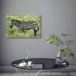 «Птичка на спине зебры» в интерьере современной гостиной в серых тонах