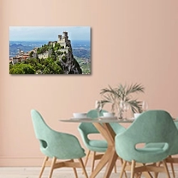 «Сан-Марино. Башня Гуаита» в интерьере современной столовой в пастельных тонах