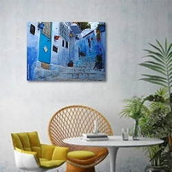 «Марокко, Шефшауэн, синий город» в интерьере современной гостиной с желтым креслом