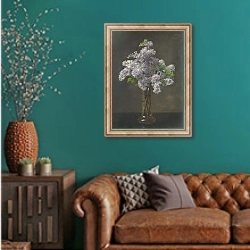 «Lilac» в интерьере гостиной с зеленой стеной над диваном