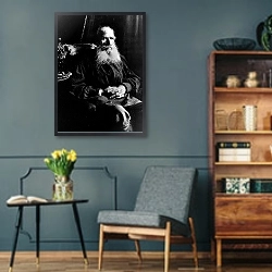 «Лев Толстой» в интерьере гостиной в стиле ретро в серых тонах
