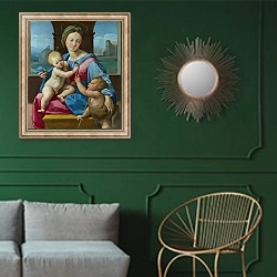 «Мадонна Альдобрандини» в интерьере классической гостиной с зеленой стеной над диваном