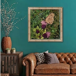 «Flit - Satyr Butterfly On Thistle» в интерьере гостиной с зеленой стеной над диваном