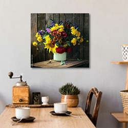 «Натюрморт с букетом осенних цветов в бидоне» в интерьере кухни над обеденным столом с кофемолкой