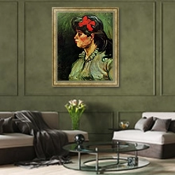 «Портрет женщины с красной лентой» в интерьере гостиной в оливковых тонах